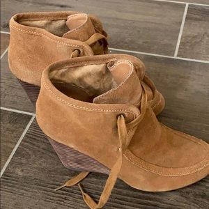 KDB fabulous tan suede wedge